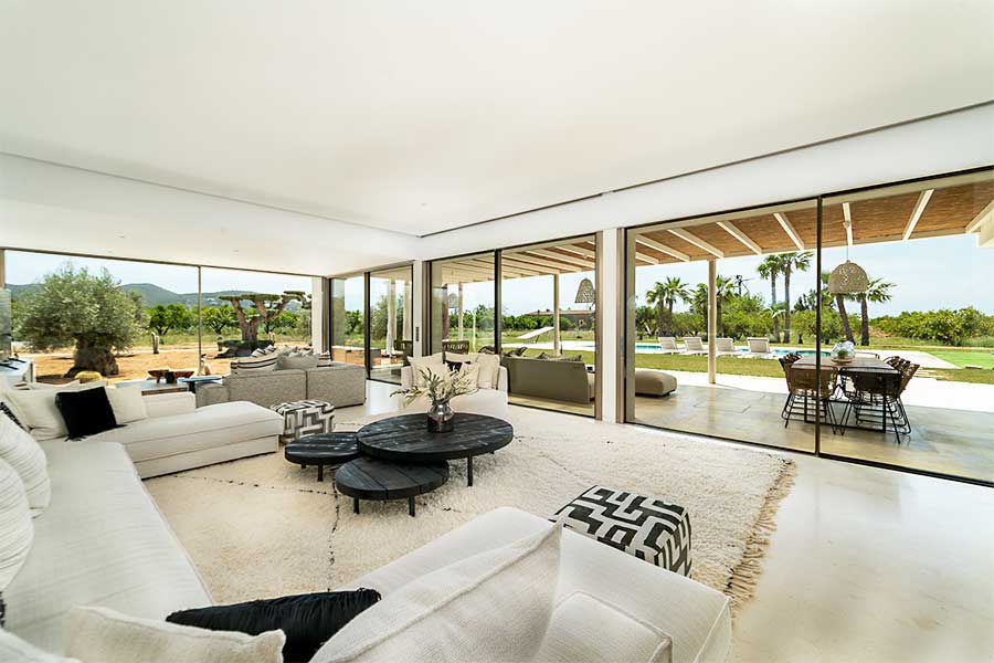 Salón moderno con techos altos en villa nueva en venta en Ibiza