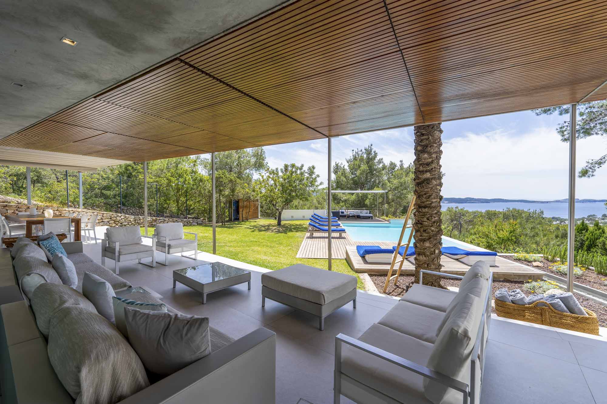 Villa aislada Roca Llisa Ibiza ubicada en un entorno rústico con exuberante vegetación y detalles en las paredes de piedra, en espera de modernización