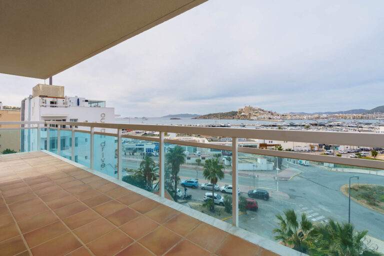 Terraza en Ático en venta en Botafoch con vistas panorámicas al puerto deportivo de Ibiza y Dalt Villa